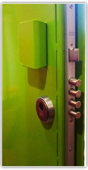 Puerta con cerradura de seguridad trastero
